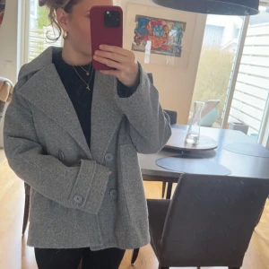 Grå kappa - En snygg grå kappa ifrån design by si🥰den är lite nopprig över hela kappan🥰den är i storleken s men passar xs-m💗