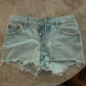 Ljusa jeansshorts från Levi's - Så snygga jeansshorts som tyvärr blivit försmå. Väldigt bra skick! Pris går att diskutera 