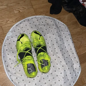  Fotbollskor från Puma - Använda en gång,passar storlek 45 och 46. Jätte sköna. Kan gå ner i pris vid snabb affär.