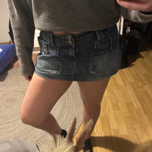 Jeanskjol med fickor - Snygg och trendig kort jeanskjol!! Längd: 27cm midjemått: 80cm 🩷🩷🩷