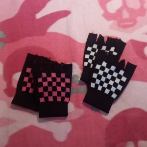 Fingerlösa handskar - Köpte på loppis, tror nån har klippt dom själv för det ser lite diy ut. Finns någon tråd hängandes här o där vilket jag tycker är en cool detalj. Asbra om man vill va emo på hösten. Båda för 20 spänn
