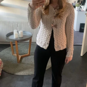 Grå stickad tröja med rosetter - Vit stickad kofta med rosetter i storlek xs