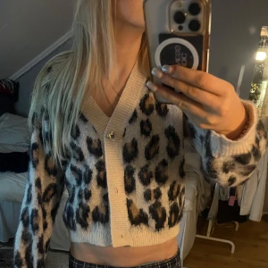 Stickad kofta - Säljer denna skit snygga stickade kofta med leopard mönster 