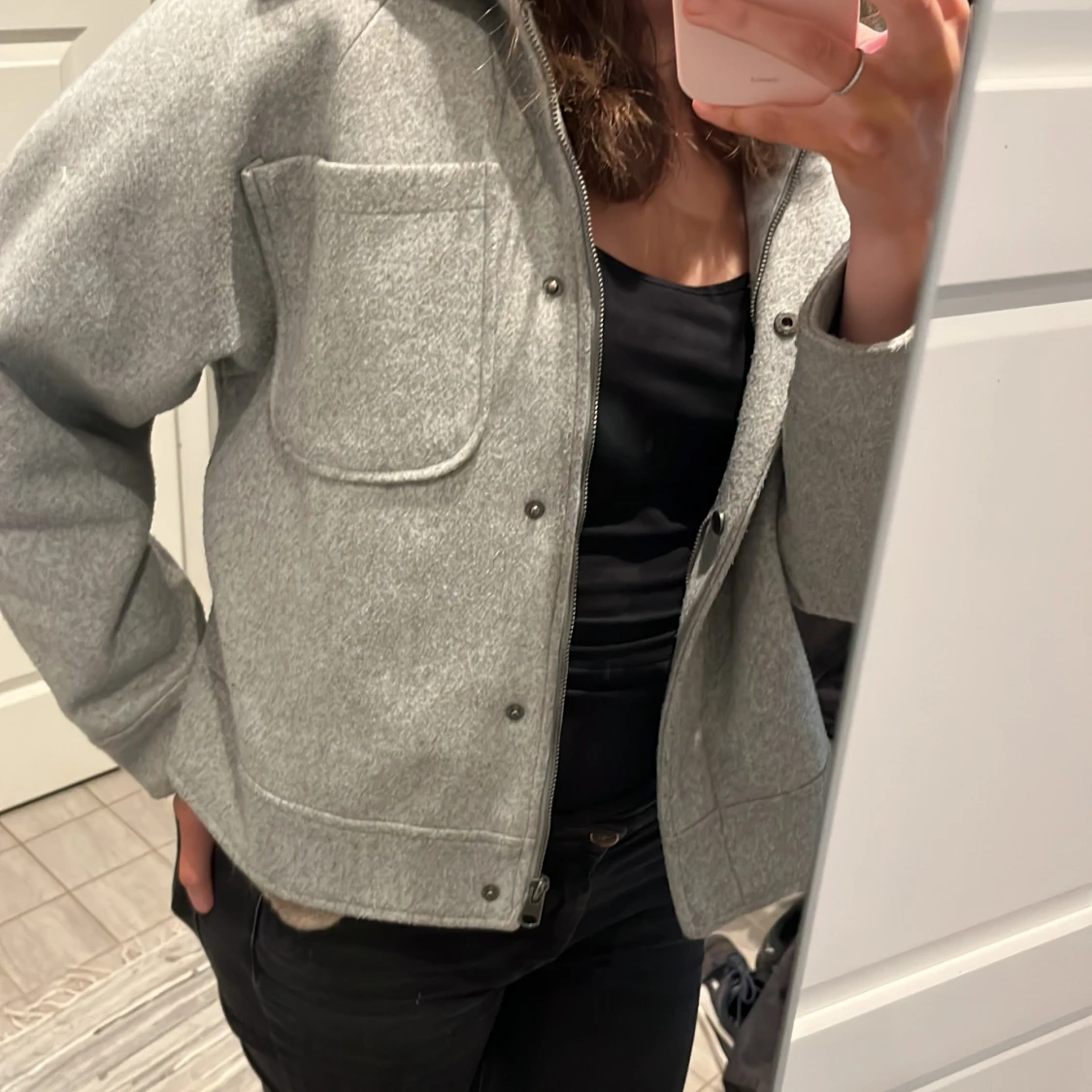 Grå jacka med tryckknappar