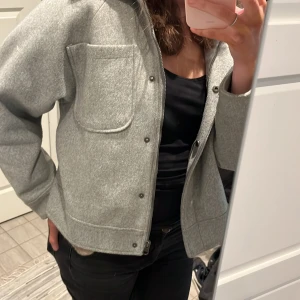 Grå jacka med tryckknappar - Ljusgrå kappa!! En väldigt fin och stilren kappa, har haft den ett tag men inte använt!🥰