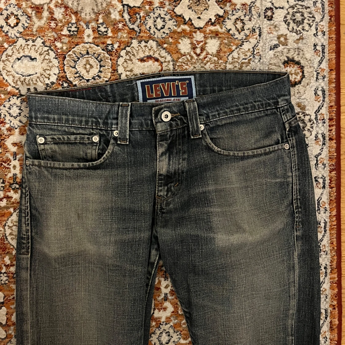 Levi's jeans med slitna detaljer - 3
