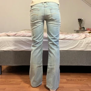 Jeans  - Midjemått: 35cm, innerbenslängd: 76cm 💖