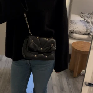 Svart väska med nitar - Säljer min jättefina väska från Zara med nitar<3. Mycket bra skick!