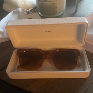 Chimi solglasögon  - Helt nya solglasögon från chimi i modellen 04 & färgen Havana, som inte längre går att få tag i. Solglasögonen kommer med alla tillbehör och förpackningar. Endast provade en gång, men passade tyvärr inte mig🤍