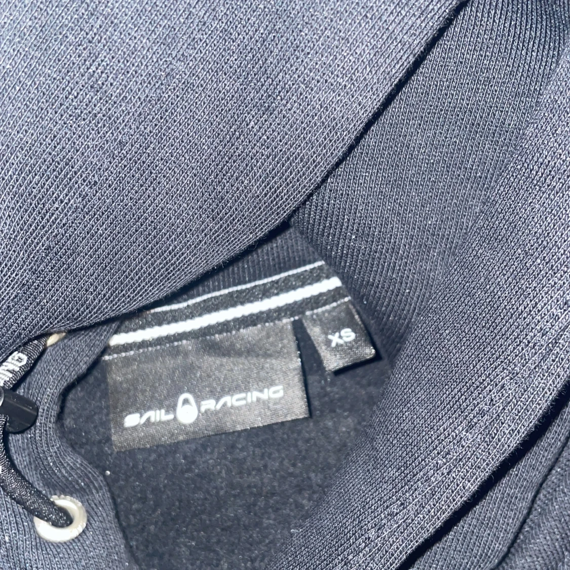 Svart och vit hoodie från Sail Racing - 2