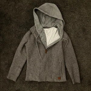 Stickad cardigan  - Riktigt fet stickad cardigan fullzip kofta i 80% lammull. Helt perfekt passform och extremt varm. Storlek M