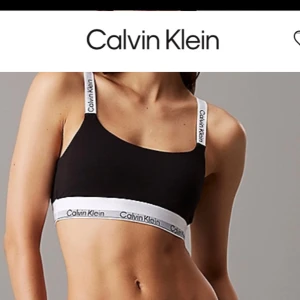 Svart linnetopp från Calvin Klein - Snygg svart bh/sport bh från Calvin Klein. Väldigt skönt material och snygg! Inlägg finns! Säljer denna för det blev fel storlek när jag beställde och denna är aldrig använd💗🥰 pris kan diskuteras!!