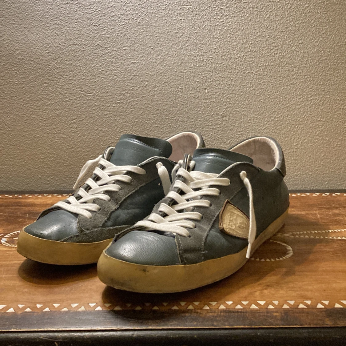 Grå sneakers med vita detaljer - 2