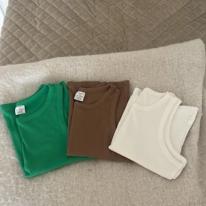 3-pack ribbade linnetoppar från Lindex - Säljer 3 stycken ribbade linnetoppar från Lindex i storlek 146/152. Säljer alla för 250kr och en för 100kr. 💓Skriv för fler bilder på de andra färgerna🫶🏼