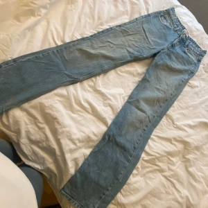 Straight jeans - Säljer ett par blå straight jeans från Zara. Tror straight jeans är något som är påväg tillbaka i stil, men säljer då dem tyvärr är för små. Dem är i super skick!