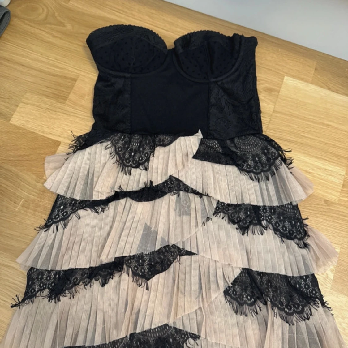 Axelbandslös klänning med spetsdetaljer från hm - 2