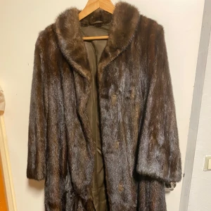 Vintage Brun pälsjacka - Säljer en elegant brun pälsjacka med lång ärm och klassisk design. Jackan har en mjuk och lyxig känsla ,inga skador