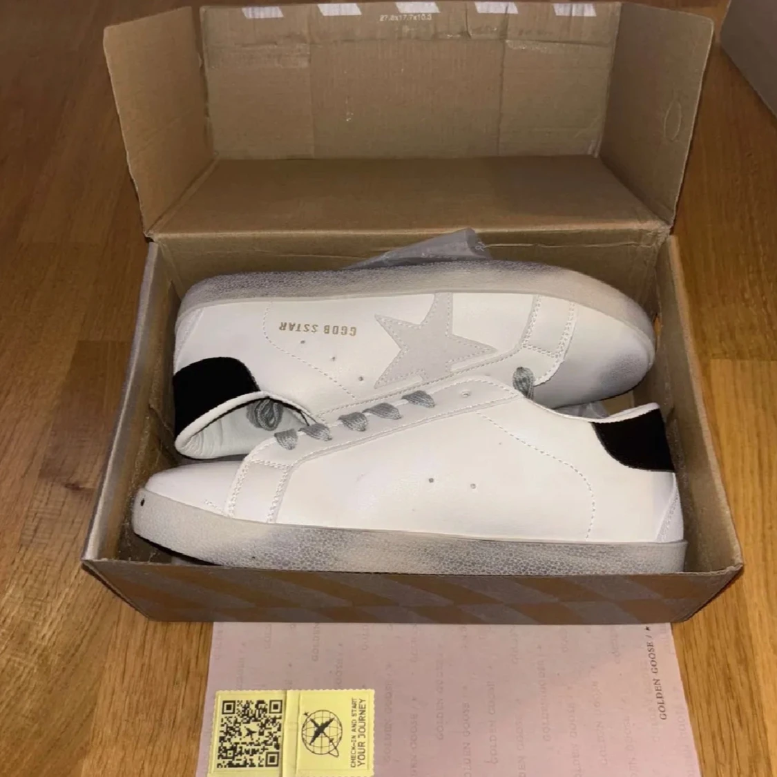 Vita sneakers från Golden Goose