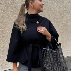 Kappa från missäy  - Jätte fin, aldrig använd! Kvitto finns, lappen sitter kvar🫶🏻 Den är one size och fraktas samma dag!