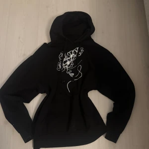 Svart hoodie från Boohoo - Säljer en svart hoodie från Boohoo med en snygg vit linjeteckning på bröstet då jag inte använder den längre 🥰🥰