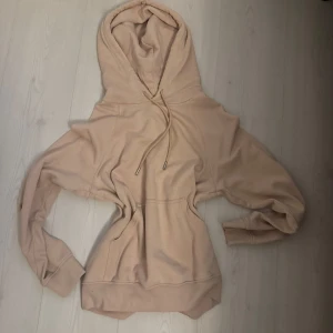 Beige hoodie från HM Basics - Säljer en stilren beige hoodie från Hm 💕