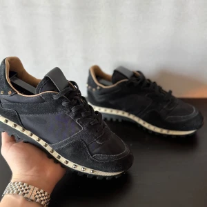 Valentino Rockrunner  - Valentino Rockrunner ⤵️                                             Skick 9/10 - Inga defekter/Skador - Alla spikar kvar - Enbart skor ingår - Obs! Skorna är i storlek 39 men sitter större. Cirka 40/40,5! - Fraktar inom 24 timmar - Byter ej                                              För fler bilder eller frågor kontaktar ni oss via dm! Det är inte samma skor på den andra annonsen! 