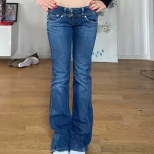 Low waist jeans från pepe - Low waist och bootcut / flare jeans från Pepe. Innerbens måttet 83cm, midjemått 39cm. I storlek W28 L34. Lite slitningar vid hälarna (se bild 2)  annars jätte fina! 