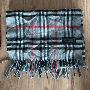 Burberry halsduk  - Burberry halsduk 🧣 för ett schysst pris såklart äkta🙌 denna ligger nypris ca 5000kr och är riktigt fin till vintern skriv till mig vid intresse snabb affär lika med billigare pris🙌