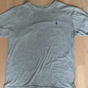 Grå t-shirt från Polo Ralph Lauren - Säljer en stilren grå t-shirt från Polo Ralph Lauren. Orginal pris: 499 från NK. 8/10 skick sitter aldeles för stort på mig så därför säljer jag den. Har andvänt runt 6 gånger. Pris kan diskuteras🙌💯