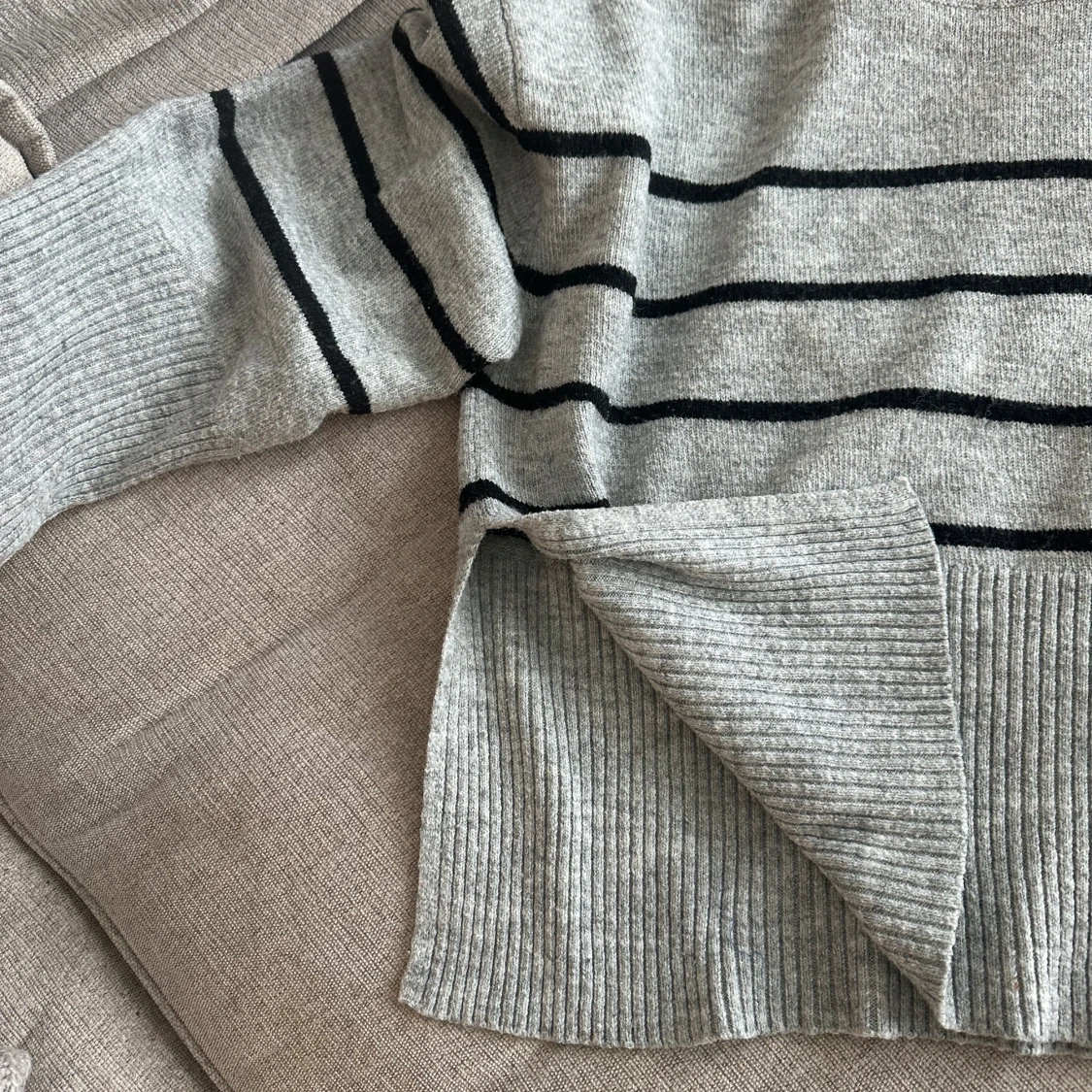 Grå randig stickad tröja - 1