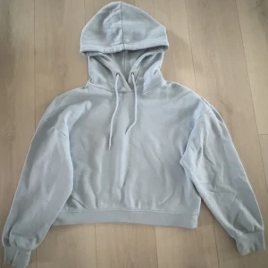 Ljusblå croppad hoodie - Fin ljusblå croppad hoodie från lager 157. Stl XS/S.🩵 Tvättat några gånger vilket man kan känna på utsidan. 