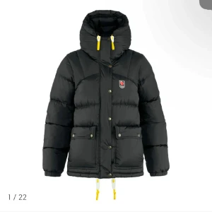 Svart dunjacka från Fjällräven - Säljer min fjällräven jacka som är i nyskick. I storlek xs. Finns inga defekter eller likande 😊 