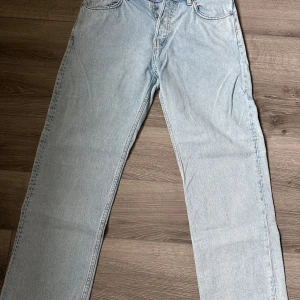 Ljusblå jeans från Weekday - Ett par ljusblå slitstarka weekday jeans. Nypris 600kr. Helt oanvända då det va ett impulsköp. Mitt pris 180kr