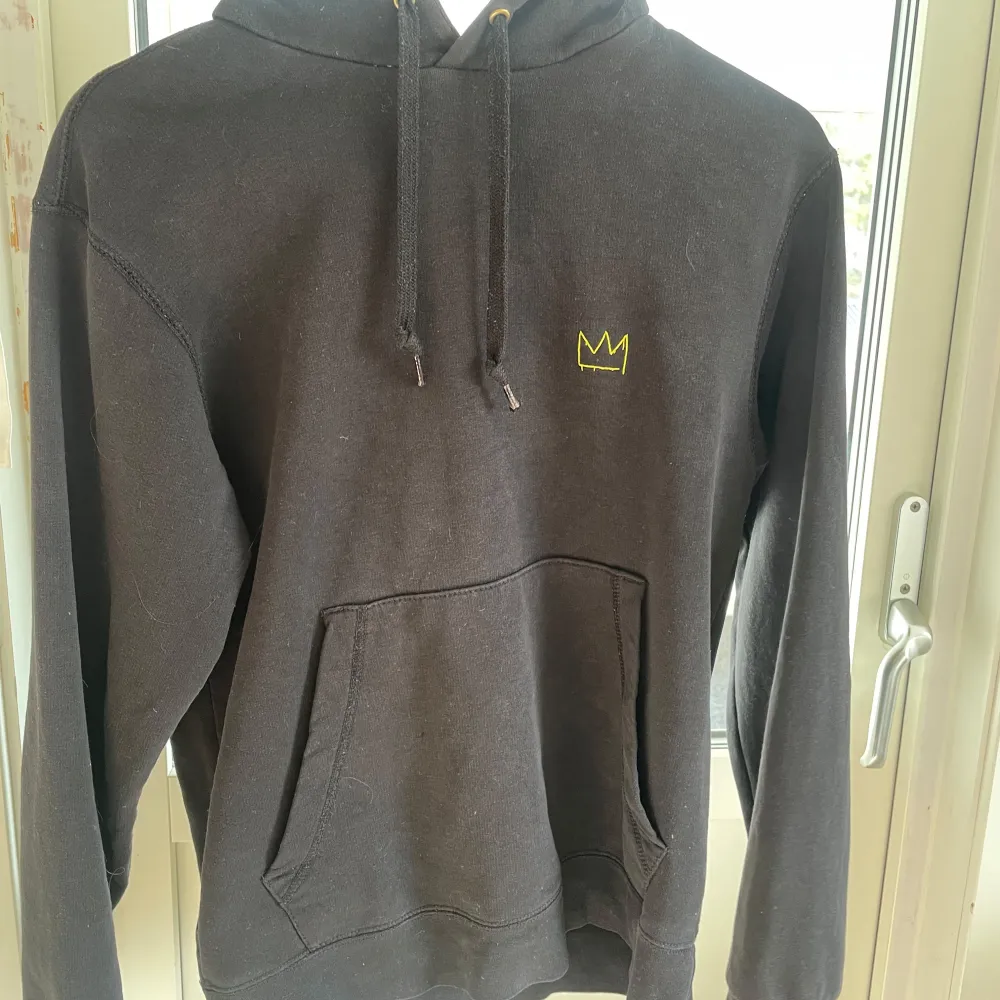 Säljer hov1 merch de släppte 2019, bra skick och storlek S💛🌞. Neuletakit & Villapaidat.