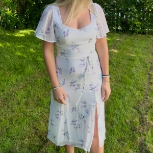 Blommig vit klänning Nelly - Söt sommarklänning från Nelly. Knappt använd så i bra skick!