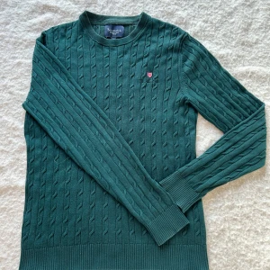 Bondelid Tröja -  Säljer denna fräscha Bondelid tröja i storlek S riktigt snygg färg och passar perfekt nu till våren! HMU om just du är sugen på denna fräscha tröja!🫡