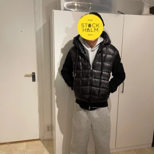 Moncler cardigan - Extremt snygg cardigan! Skicket är utmärkt och sitter S Helt perfekt nu till våren 😉. Modellen är 173 cm. Pris kan alltid diskuteras! För fler bilder är det bara slå en pm!💪🏼