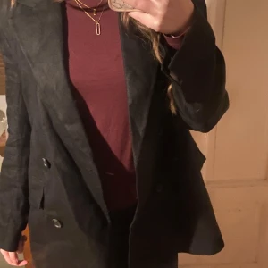 Dagmar classic linen blazer - Dagmar Classic linen blazer helt oanvänd med prislapp med originalpriset på 5499kr. Svart. Är snygg i passformen och väldigt fin på! Har axelvaddar och är en 34 men är lagom till mig som är normalt storlek S.