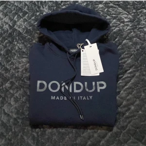 Dondup Hoodie - Tja! Säljer denna helt nya dondup hoodien! Riktigt sällsynt och eftertraktad, storlek L fits tts. Skickar i org förpackning med fina papper osv, alla tags kvar endast prövad! Skriv vid minsta fråga!🌟