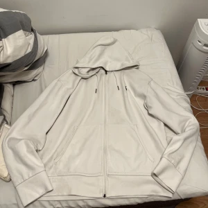 Vit polo Ralph lauren  - Säljer en vit polo Ralph lauren zip hoodie i storlek m.