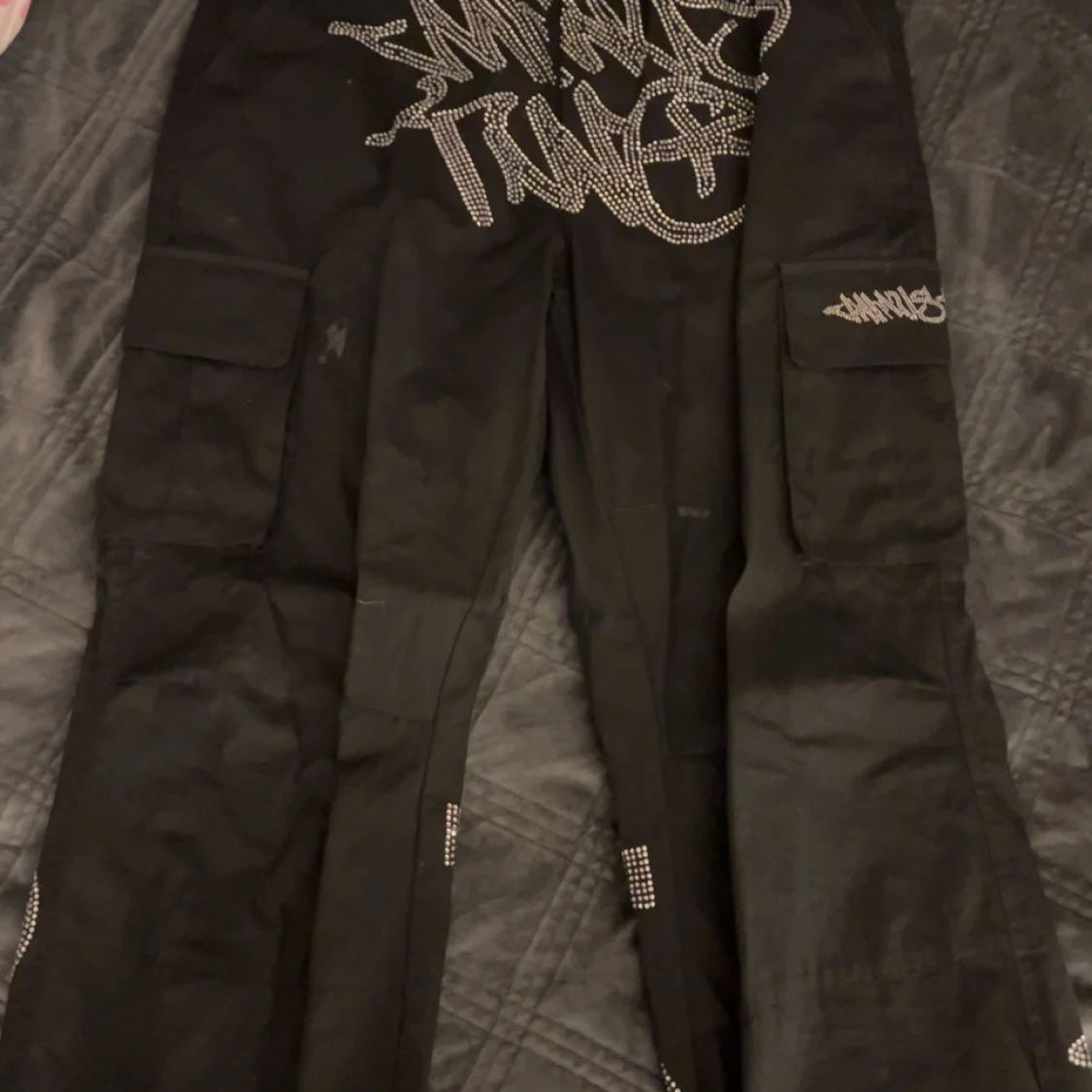 Svarta cargopants med graffiti-design