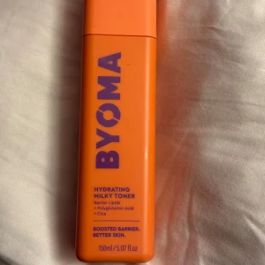 Byoma Hydrating Milky Toner - Byoma Hydrating Milky Toner med barrier lipids, polyglutamic acid och cica. Perfekt för att återfukta och stärka hudens barriär. Flaskan innehåller 150 ml. Har använts få gånger det är typ 95% kvar.🧡