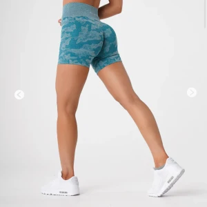 NVGTN Teal camo seamless shorts - Säljer dessa NVGTN Teal camo seamless shorts , köpta från hemsidan men tyvärr inte kommer till användning. De är storlek S men passar M super bra också 🥰svårt att lägga exakt färg men skulle säga att de är gröna. Nypris 425kr Kan tänka mig sänka pris vid snabbt köp :)