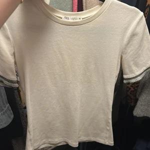 Zara T-shirt  - Jättefin T-shirt från Zara i stretchigt material med snygga detaljer på ärmarna. I bra skick🩷