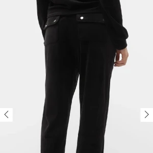 Svarta mjukisbyxor  - Snygga svarta mjukisbyxor med knappar på bakfickorna. Från Vero Moda, helt oanvända med prislappen på!💕 Nypris 400kr 