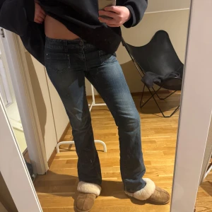 Unika och coola lågmidjade bootcutjeans!! - Sååå fina!