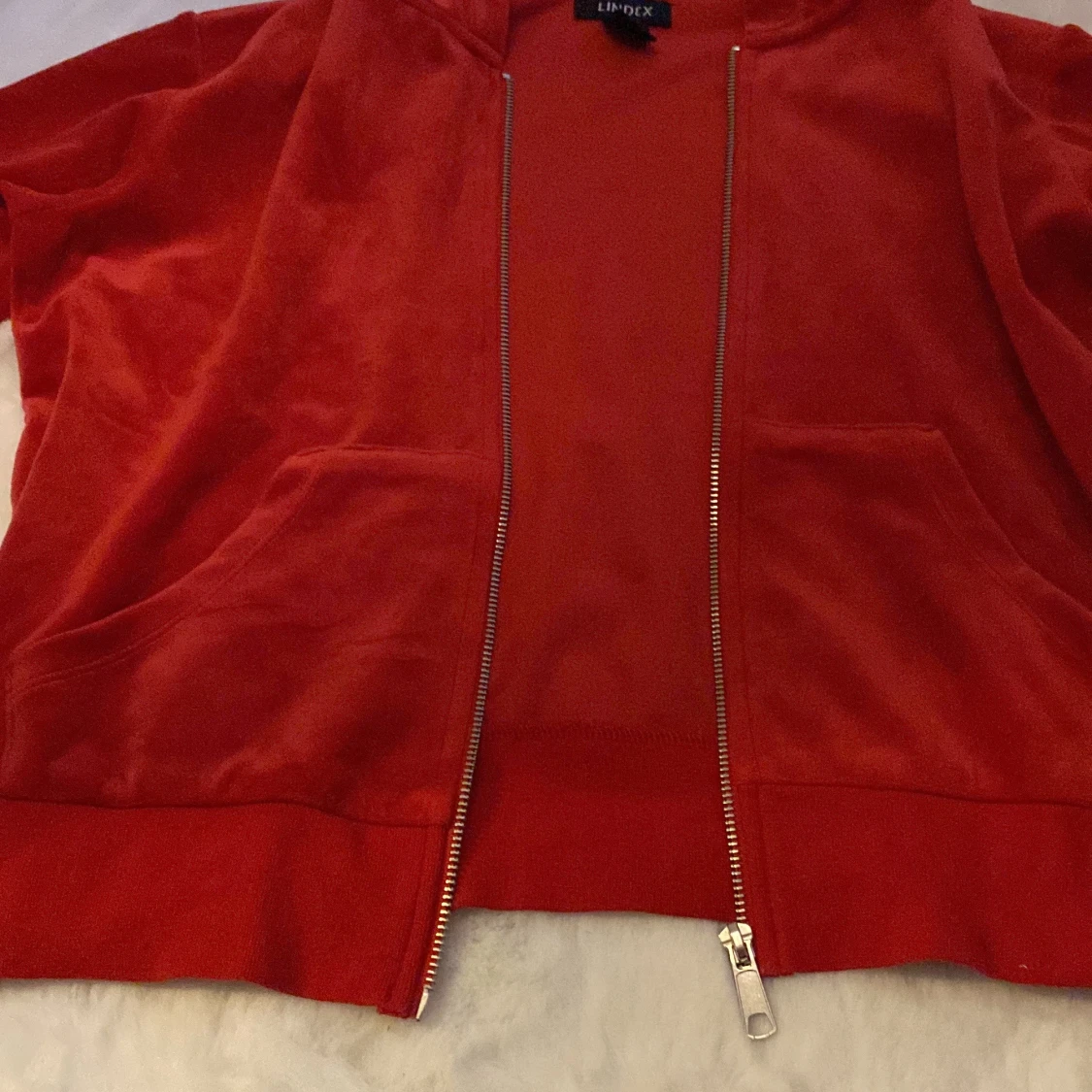 Röd huvtröja från Lindex - 3