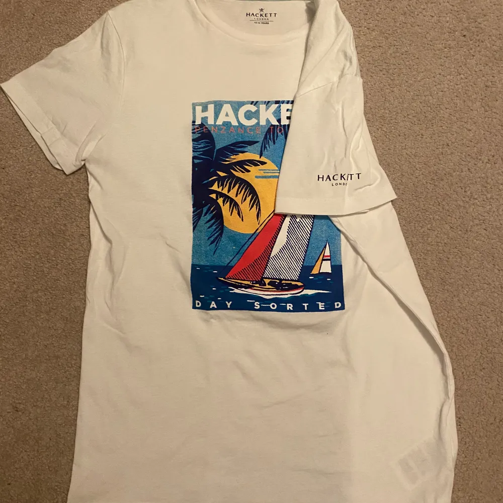 Säljer denna snygga vita Hacket T-shirt med bra skick och som är riktigt snygg 🤩. T-paidat.