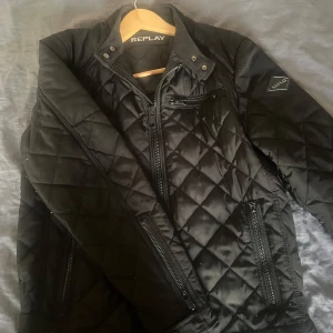 Replay field jacket  - Säljer nu en riktigt schysst jacka ifrån replay. Jackan är stilren å sitter slimmat. Vid frågor bara att höra av sig! Nypris 1699:-