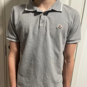 Piketröja moncler - Piketröja Moncler | Storlek 14y motsvarar XS | skick 8/10 | fler frågor? Kontakta oss!
